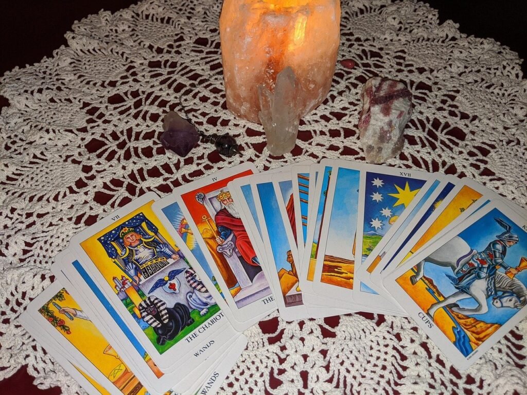 Cómo interpretar las cartas invertidas en tu lectura