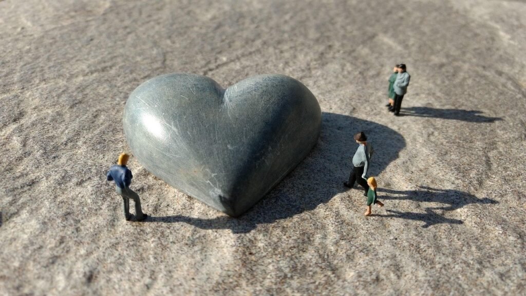 Tarot y Relaciones Amorosas: Cómo las Cartas Guían tu Vida Sentimental